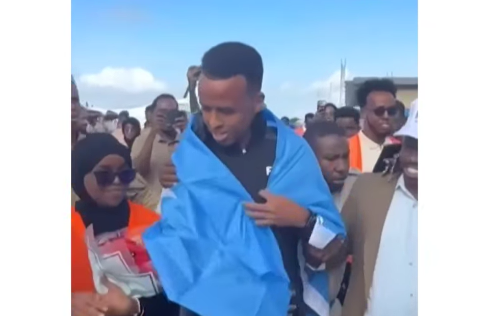 Omar Artan volvió a Somalia como un héroe tras quedar sin entrar a USA