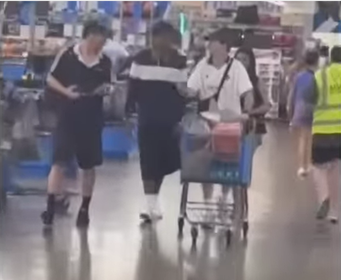 LAMINE YAMAL DESCUBRIÓ QUE EN WALMART PUEDE SER INVISIBLE