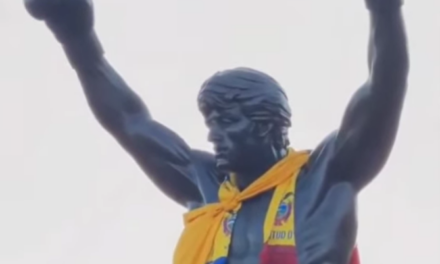 Aficionados ecuatorianos tiñeron de amarillo la estatua de Rocky Balboa en Filadelfia