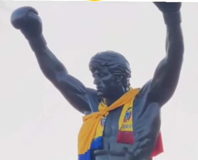 Aficionados ecuatorianos tiñeron de amarillo la estatua de Rocky Balboa en Filadelfia