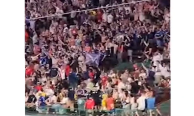 “Yes Sir, I Can Boogie”: Escocia llevó su fiesta al Fenway Park