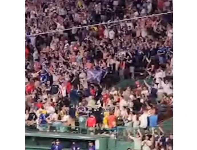 “Yes Sir, I Can Boogie”: Escocia llevó su fiesta al Fenway Park
