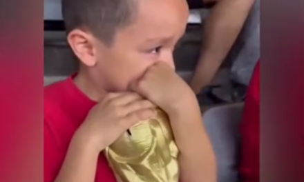 Colombianos consolaron a un niño de Uzbekistán
