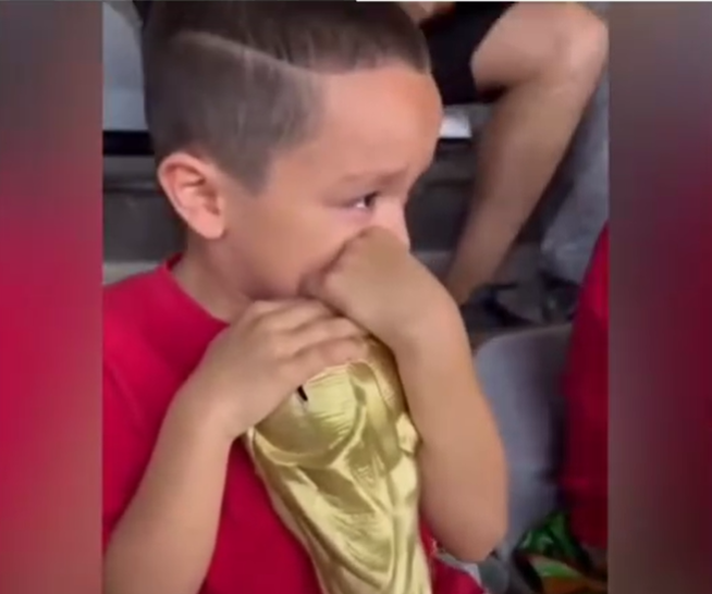 Colombianos consolaron a un niño de Uzbekistán