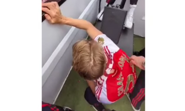 ¡Ni la celebración se salvó! El divertido accidente de Odegaard con un policía