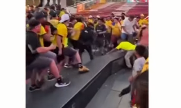 PELEA ENTRE HINCHAS ECUATORIANOS EN TIMES SQUARE OPACÓ EL BANDERAZO DE LA TRI 🇪🇨