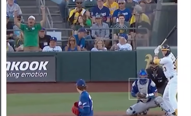 ¡El Mundial también se vivió en el béisbol! Aficionado enloqueció durante un juego de MLB tras el gol de México