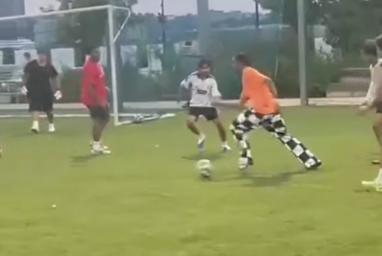 Olise sorprende al jugar fútbol recreativo con aficionados en Nueva York