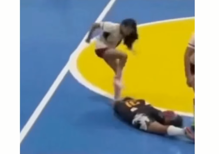 Una salvaje agresión sacudió el futsal femenino en Brasil