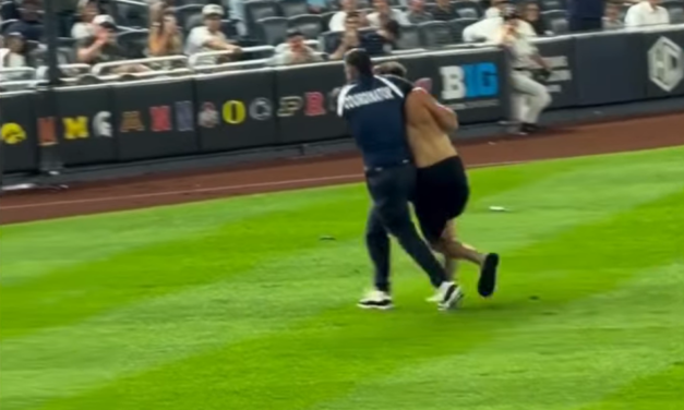 ¡El Yankee Stadium se convirtió en un Royal Rumble!