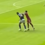 Mbappé empuja a un rival tras caño fallido