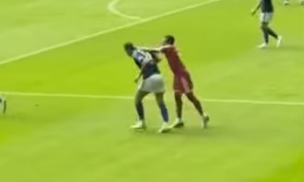 Mbappé empuja a un rival tras caño fallido