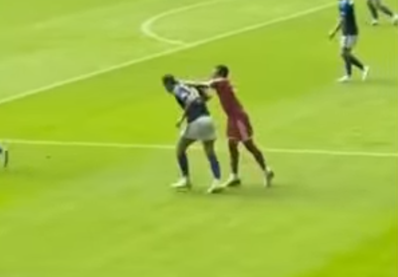 Mbappé empuja a un rival tras caño fallido