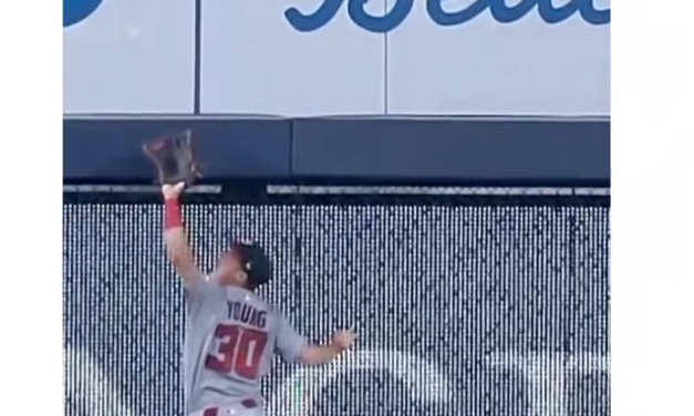 ¡Jacob Young trepó la pared y convirtió una locura en doble play!