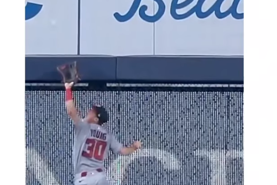 ¡Jacob Young trepó la pared y convirtió una locura en doble play!