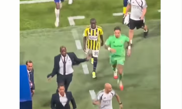 Mientras todos se iban a los golpes, Kanté caminaba como si nada
