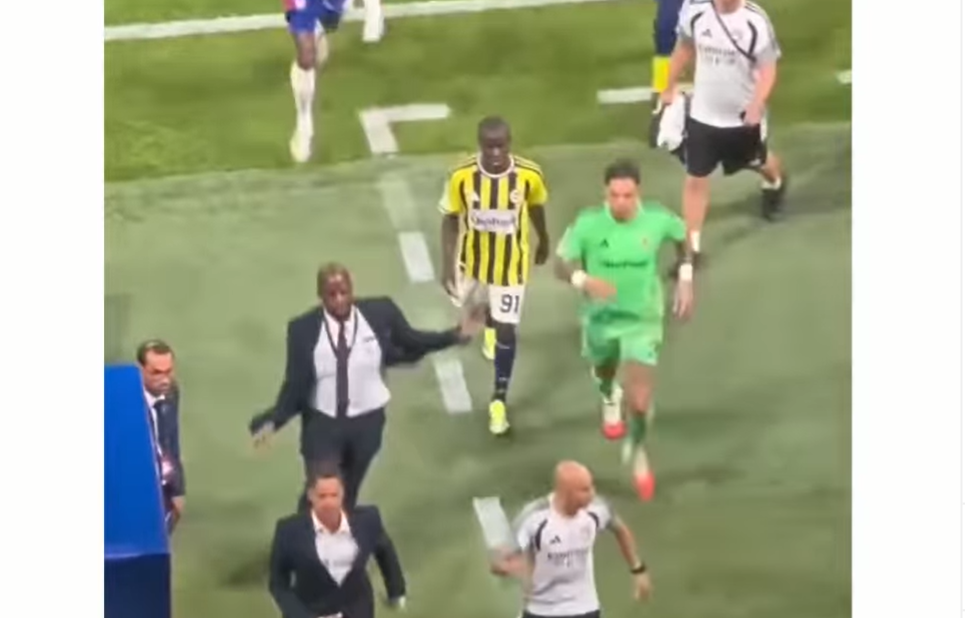 Mientras todos se iban a los golpes, Kanté caminaba como si nada