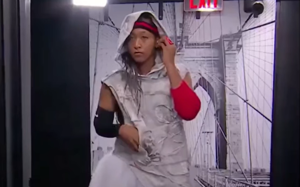 Naomi Osaka vuelve a convertir su entrada en un espectáculo de moda