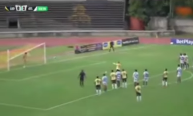 El travesaño le cayó encima al arquero… ¡en pleno penal!