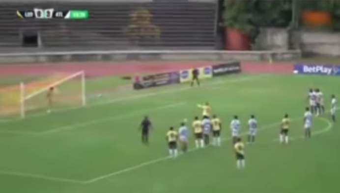 El travesaño le cayó encima al arquero… ¡en pleno penal!