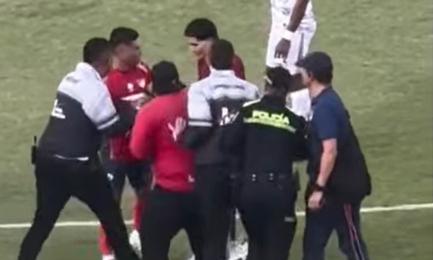 El carisma de JuanFer con un hincha que invadió el campo para pedirle una foto