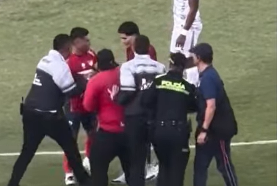 El carisma de JuanFer con un hincha que invadió el campo para pedirle una foto