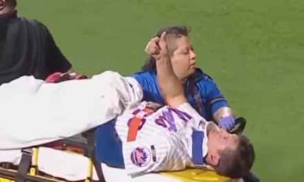 Young salió en camilla, pero con el ¡dedo arriba!