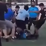 ÁRBITRO TERMINA EL PARTIDO Y JUGADORES LO AGREDEN A GOLPES
