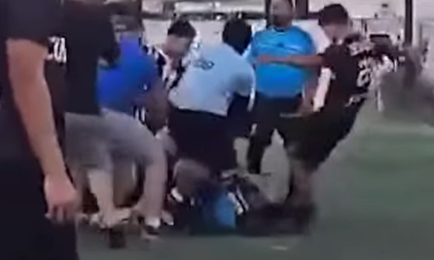 ÁRBITRO TERMINA EL PARTIDO Y JUGADORES LO AGREDEN A GOLPES