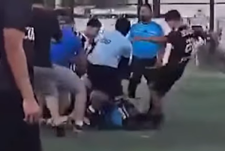 ÁRBITRO TERMINA EL PARTIDO Y JUGADORES LO AGREDEN A GOLPES