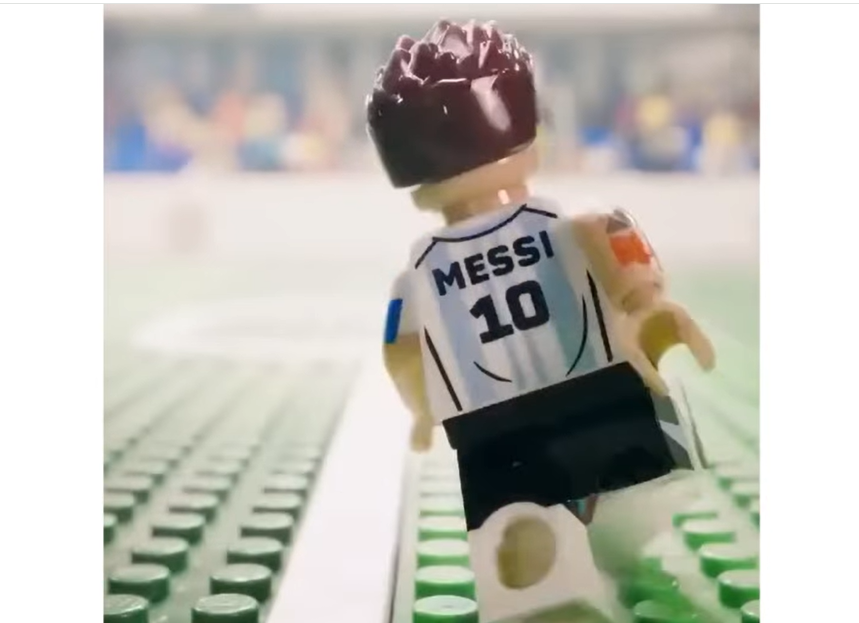 Messi ahora patea con la derecha