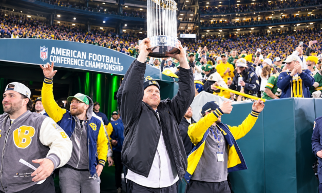 ¡LOS CAMPEONES DE MILWAUKEE LLEVARON LA FIESTA HASTA LAMBEAU FIELD!