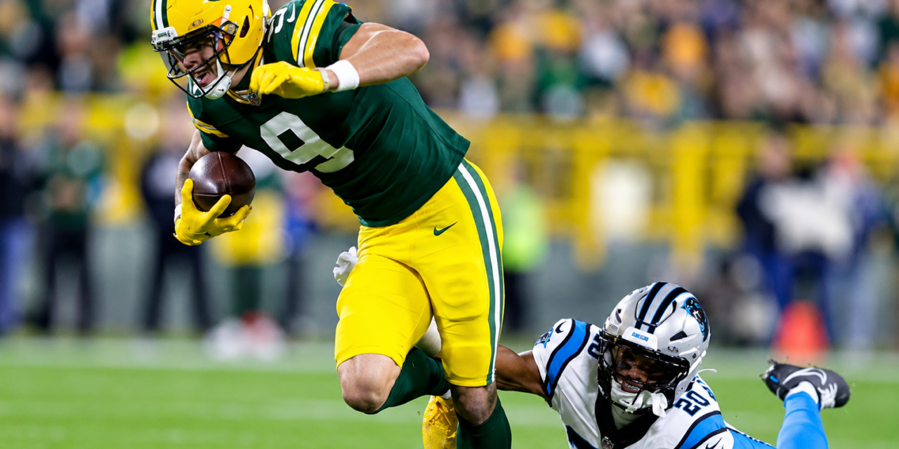 ¡DE REGRESO DEL HOSPITAL Y CON UNA OVACIÓN QUE HIZO VIBRAR LAMBEAU FIELD!