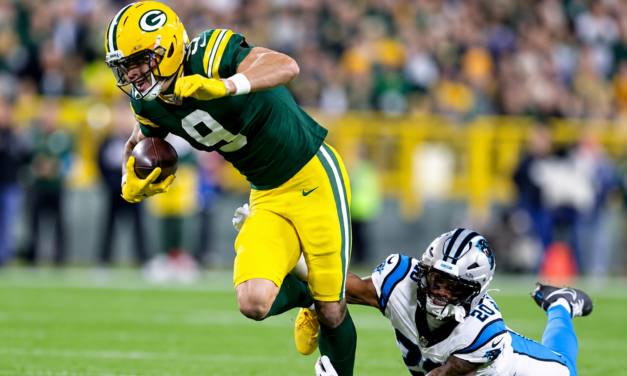 ¡DE REGRESO DEL HOSPITAL Y CON UNA OVACIÓN QUE HIZO VIBRAR LAMBEAU FIELD!
