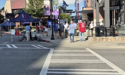 ATLANTA YA VIVE EL JUEGO DEFINITIVO: TRUIST PARK SE PRENDE ANTES DEL BRAVES-PHILLIES