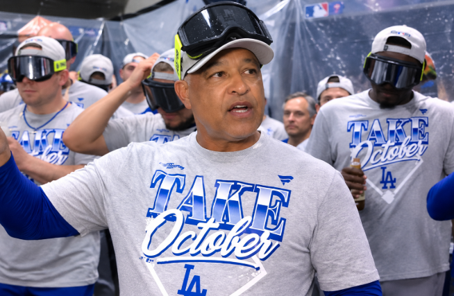 “NO HAY EQUIPO MÁS TALENTOSO QUE LOS DODGERS”: DAVE ROBERTS ENCENDIÓ EL VESTUARIO