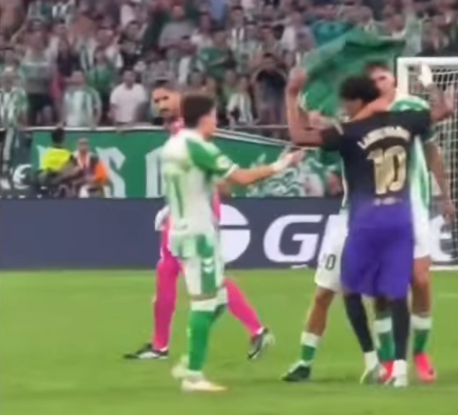YAMAL RECIBIÓ UN CABEZAZO EN PLENA BRONCA CONTRA EL BETIS