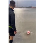 ¡EL BALÓN FLOTABA! EL ÁRBITRO QUISO COMPROBAR SI SE PODÍA JUGAR