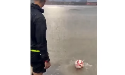¡EL BALÓN FLOTABA! EL ÁRBITRO QUISO COMPROBAR SI SE PODÍA JUGAR