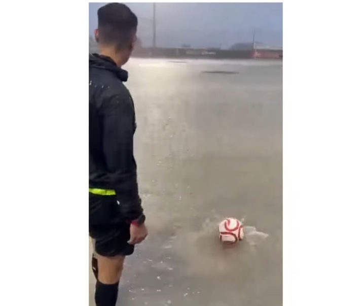 ¡EL BALÓN FLOTABA! EL ÁRBITRO QUISO COMPROBAR SI SE PODÍA JUGAR