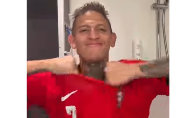 MILES DE HINCHAS ROMPEN CAMISETAS DE PORTUGAL EN PROTESTA POR CRISTIANO