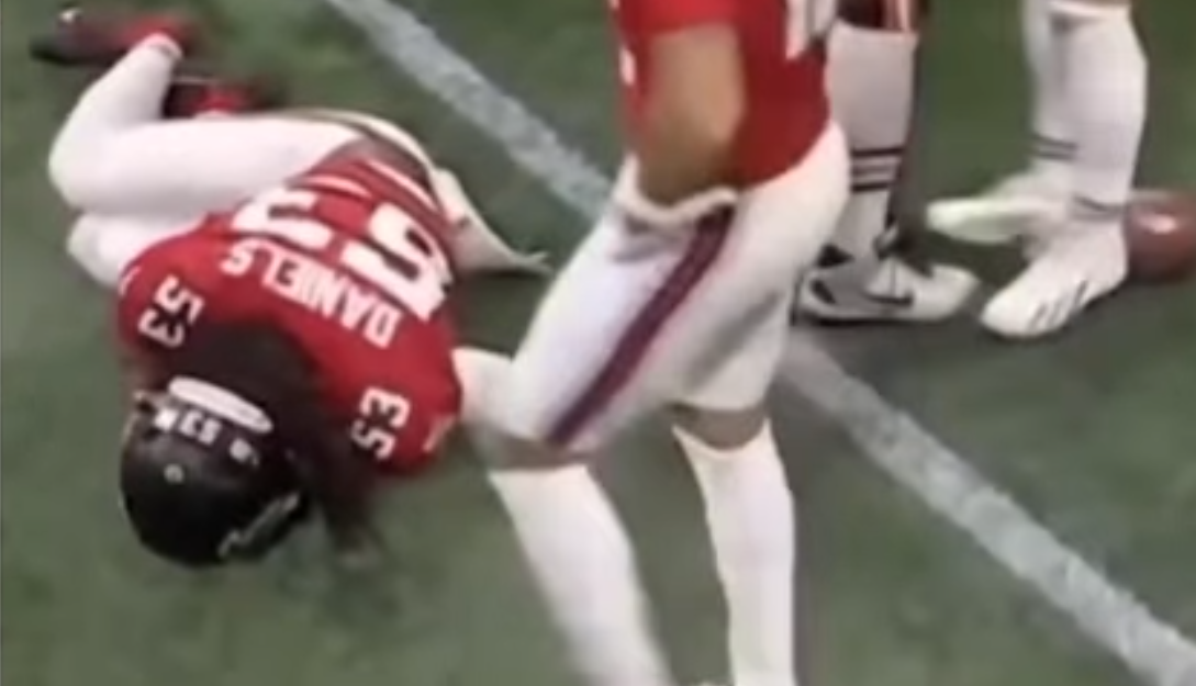 Defensa de los Falcons se une al equipo luego de terrible lesión de cuello